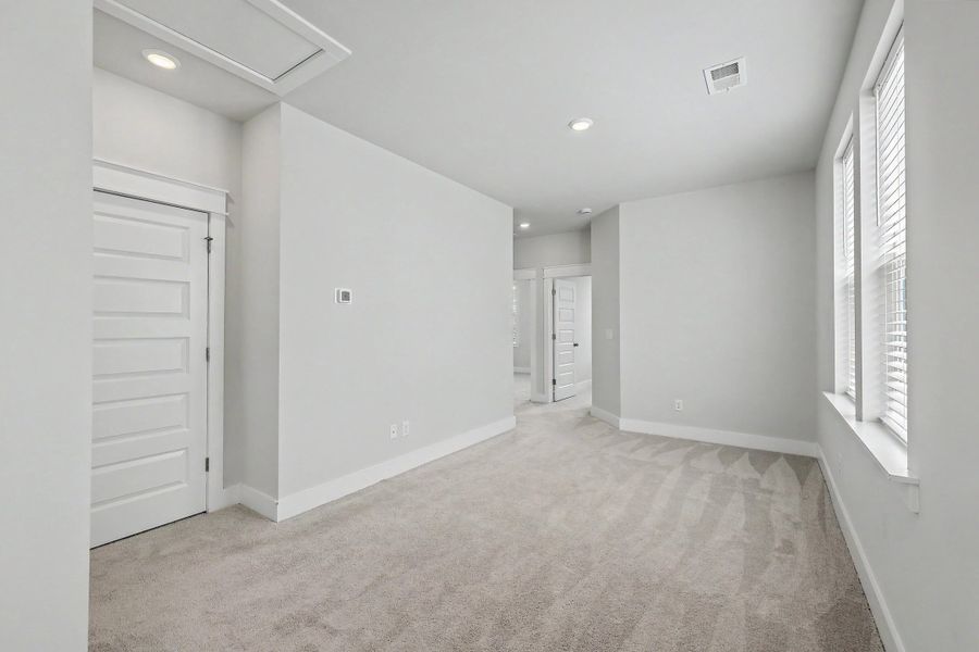 Spacious, unfurnished interior of a new home in Carnes Crossroads, Summerville (Image 21).