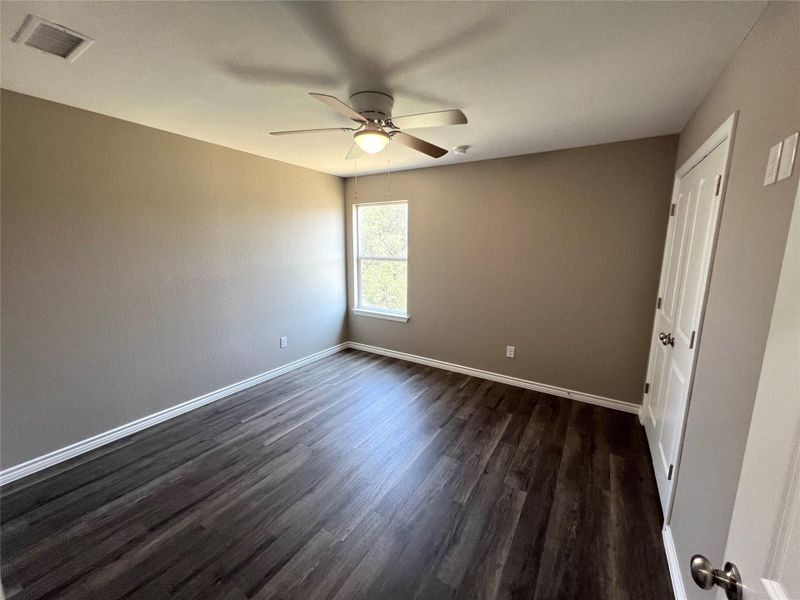 Spacious, unfurnished interior of a new home in , Lampasas (Image 13).