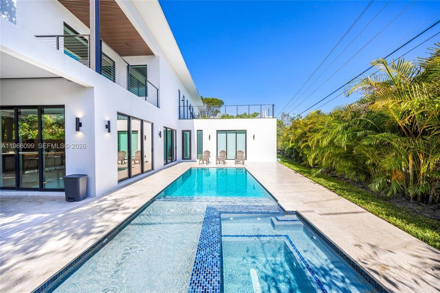 Exterior details and patio area of a home in , Miami (Image 31).