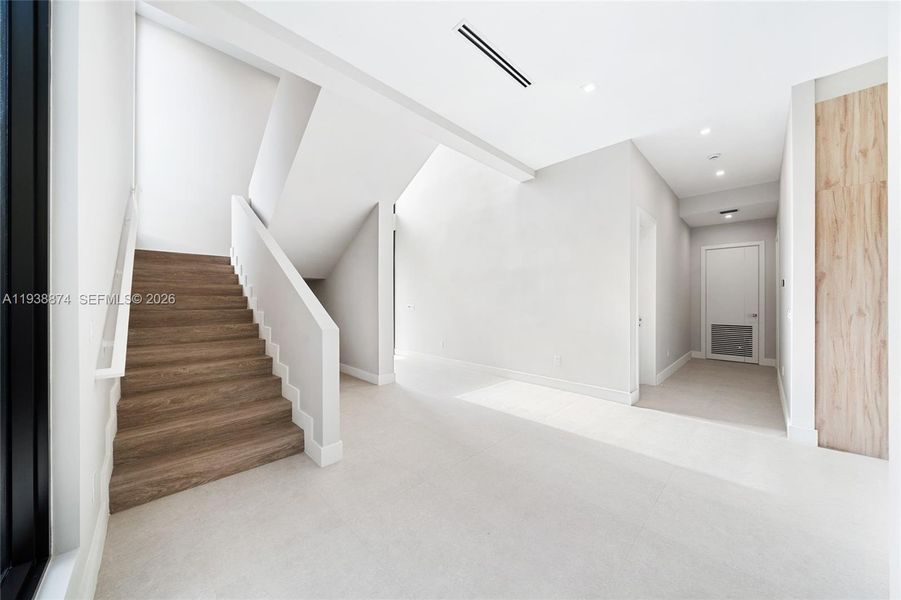 Spacious, unfurnished interior of a new home in , Fort Lauderdale (Image 18).