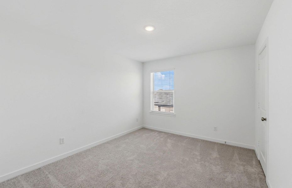 Spacious, unfurnished interior of a new home in Sunfield, Buda (Image 17).