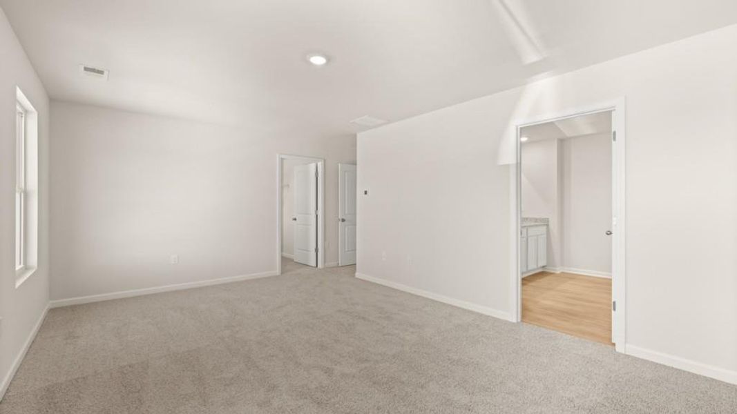 Spacious, unfurnished interior of a new home in Oconee Overlook, Gainesville (Image 18).