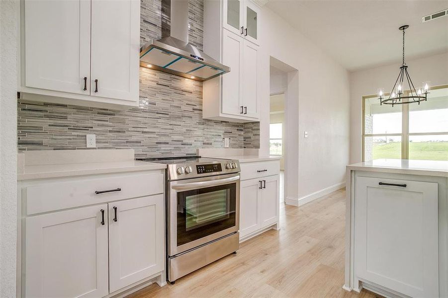 Cabinets galore in this kitchen! Cabinets galore in this kitchen!