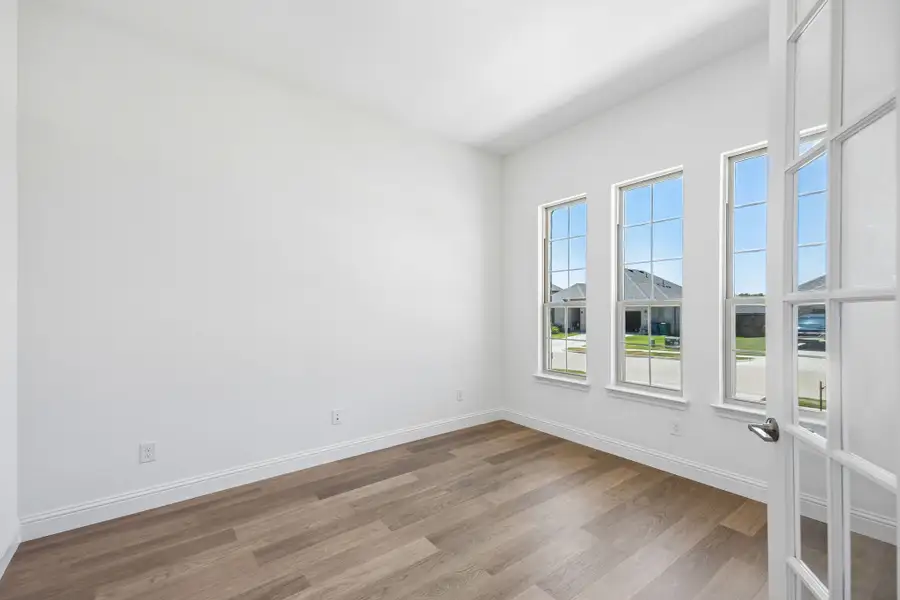 Spacious, unfurnished interior of a new home in Sheppard's Place, Waxahachie (Image 17).