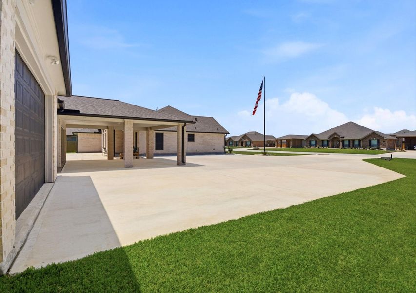 Exterior details and patio area of a home in Pedregal, Dickinson (Image 29).