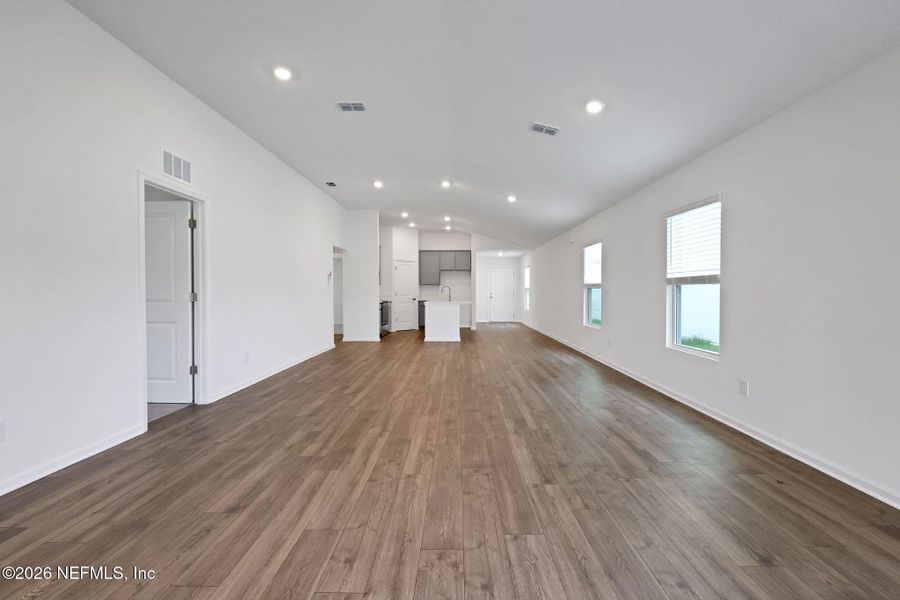 Spacious, unfurnished interior of a new home in Diamond Springs, Jacksonville (Image 7).