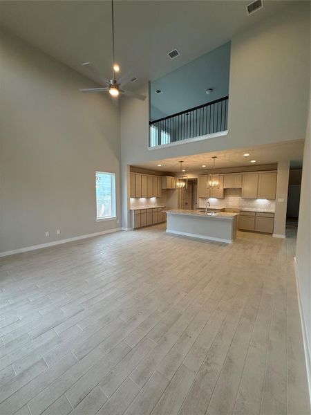 Spacious, unfurnished interior of a new home in Huntington Place, Rosharon (Image 4).