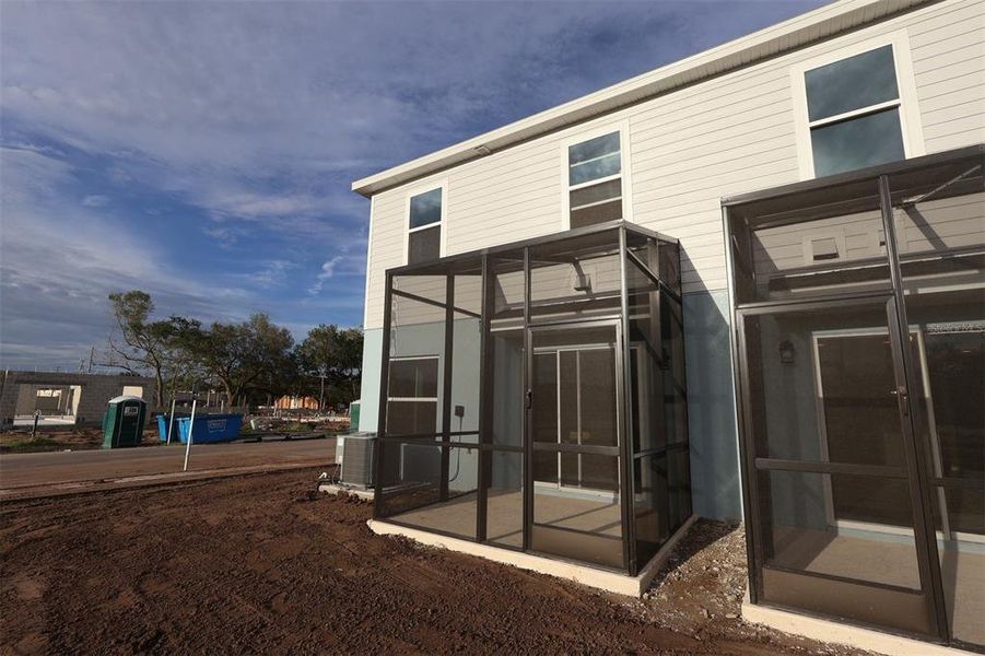 Exterior details and patio area of a home in Reeves Place, Orlando (Image 3).