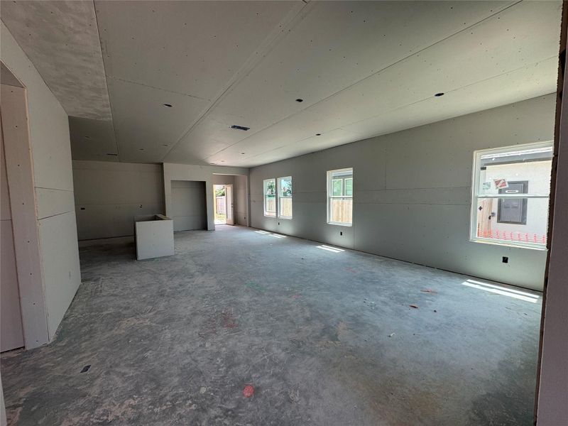 Spacious, unfurnished interior of a new home in Village at Three Oaks, Seguin (Image 4).