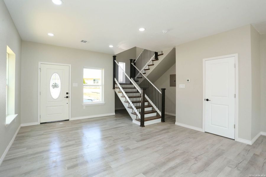 Spacious, unfurnished interior of a new home in , Canyon Lake (Image 24).