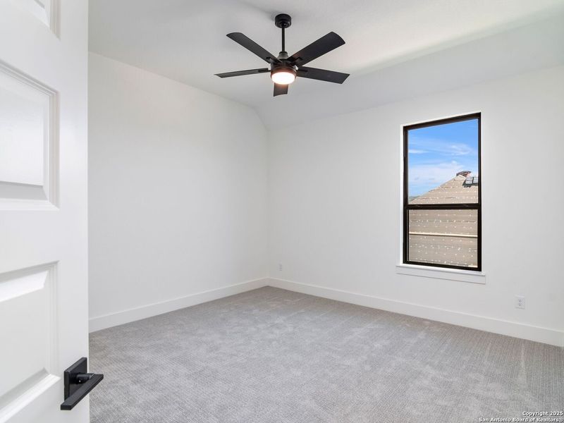 Spacious, unfurnished interior of a new home in Verandas at the Rim, San Antonio (Image 32).