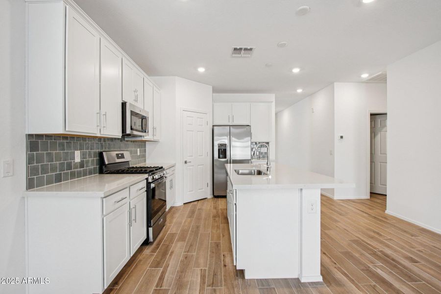 11-web-or-mls-W Kenner Dr-S0509-011