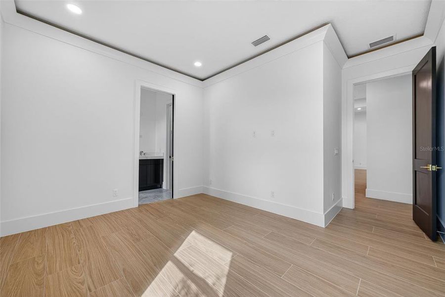 Spacious, unfurnished interior of a new home in , Sarasota (Image 63).