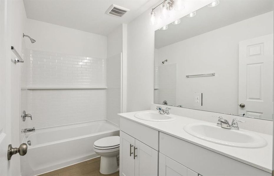 Spacious secondary bathroom Spacious secondary bathroom