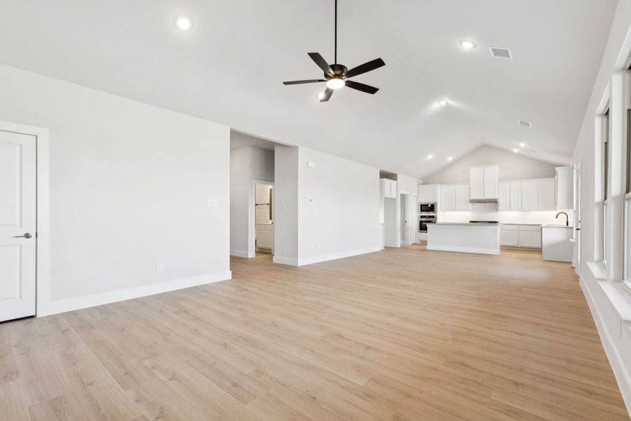 Spacious, unfurnished interior of a new home in Ellis Ranch Estates, Waxahachie (Image 16).