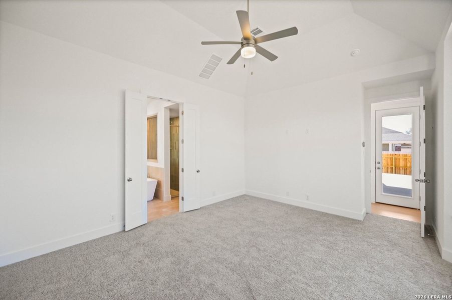 Spacious, unfurnished interior of a new home in Davis Ranch, San Antonio (Image 24).
