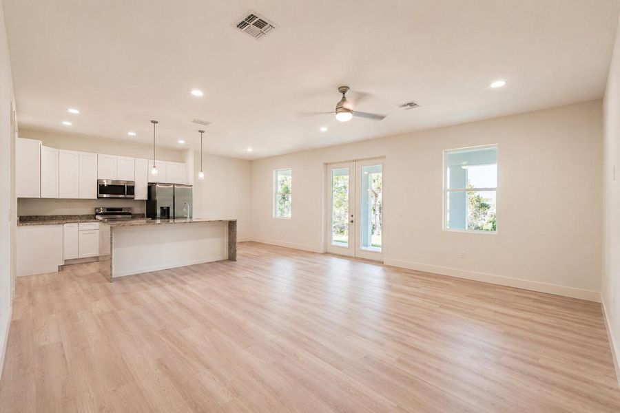 6 - Kitchen Family Room