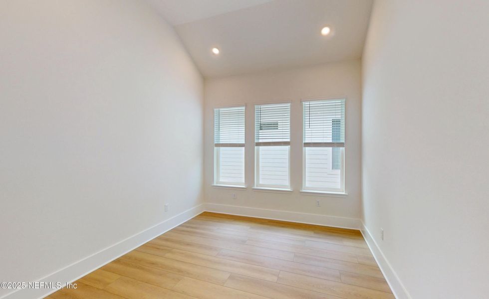 Spacious, unfurnished interior of a new home in Amelia National, Fernandina Beach (Image 10).