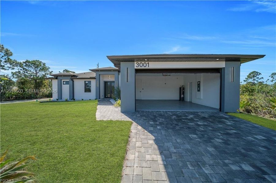 Exterior details and patio area of a home in , Lehigh Acres (Image 4).