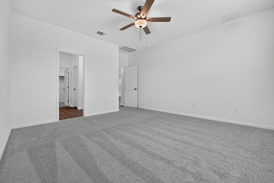 Spacious, unfurnished interior of a new home in Sunfield, Buda (Image 23).