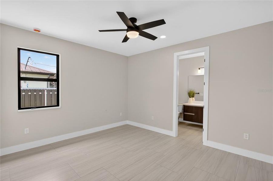 Spacious, unfurnished interior of a new home in , Cape Coral (Image 41).