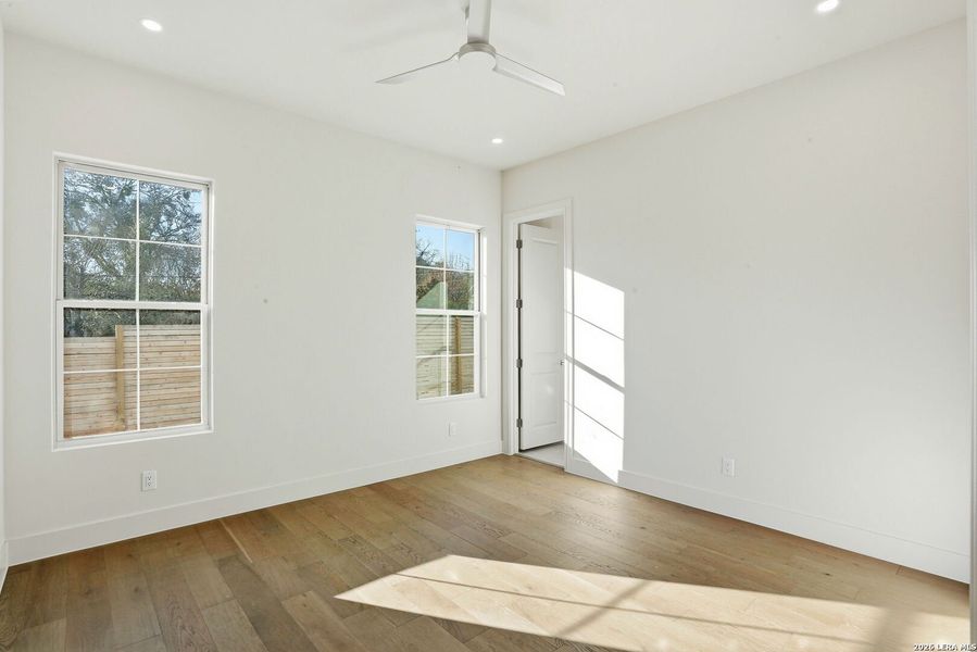 Spacious, unfurnished interior of a new home in , Terrell Hills (Image 25).