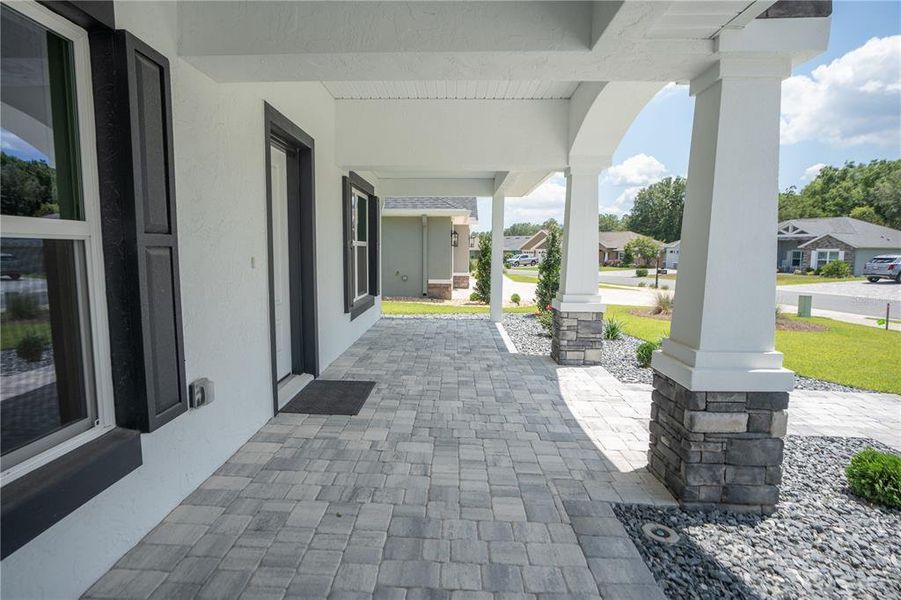 Exterior details and patio area of a home in , Dunnellon (Image 4).