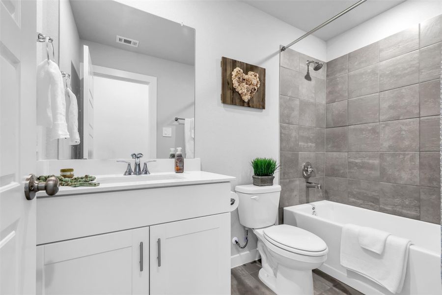 full bath situated between the 2 secondary bedrooms.