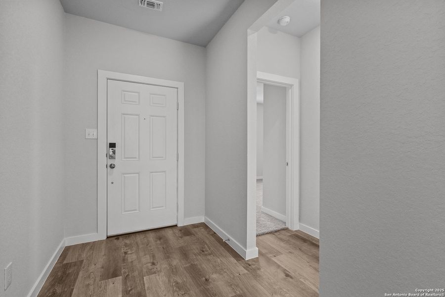 Spacious, unfurnished interior of a new home in Cinco Lakes, San Antonio (Image 21).