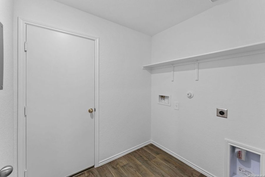Spacious, unfurnished interior of a new home in Avenida, Converse (Image 11).