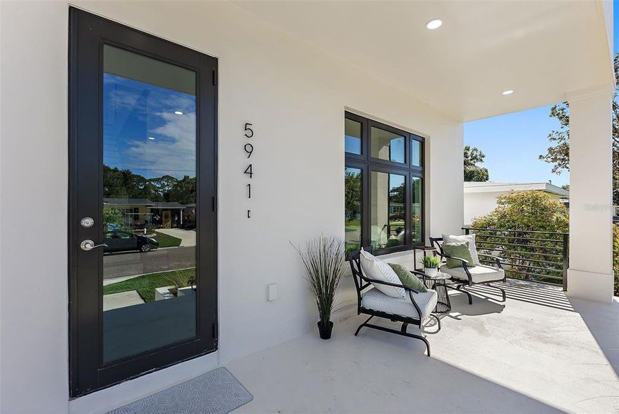 Exterior details and patio area of a home in , St. Petersburg (Image 4).
