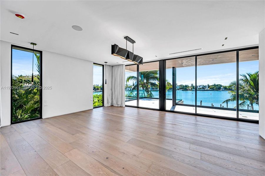 Spacious, unfurnished interior of a new home in , Miami Beach (Image 17).