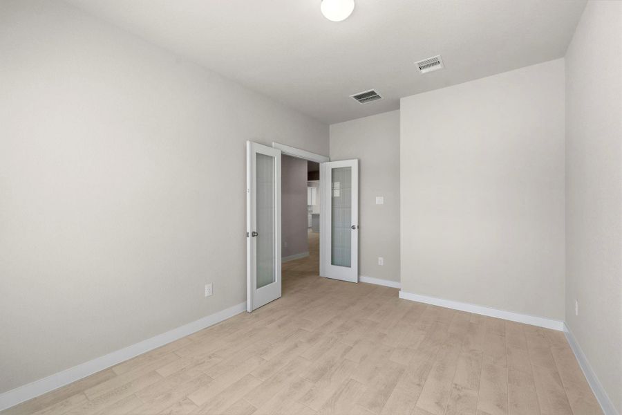 Spacious, unfurnished interior of a new home in Barton Creek Ranch, Conroe (Image 12).