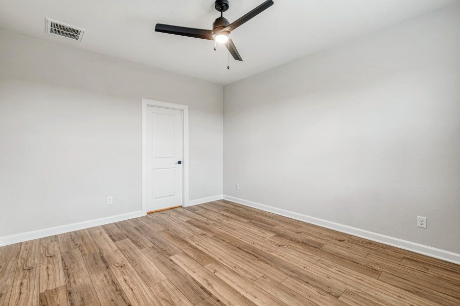 Spacious, unfurnished interior of a new home in Sweetwater Ridge, Conroe (Image 15).