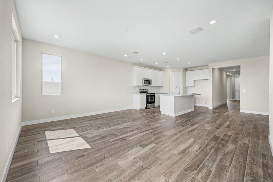Spacious, unfurnished interior of a new home in Skyline Village, San Tan Valley (Image 7).