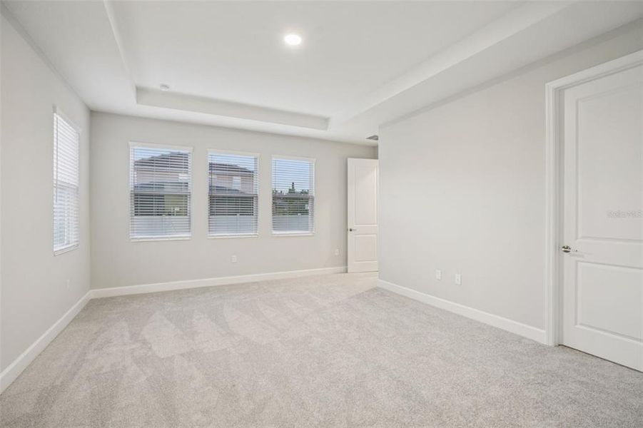 Spacious, unfurnished interior of a new home in Hawk's Overlook, Oviedo (Image 20).