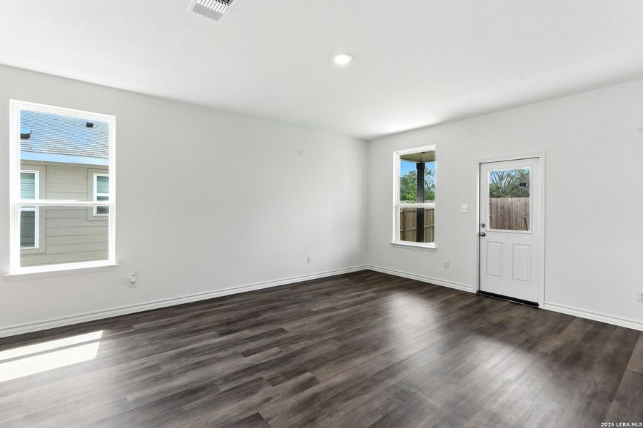 Spacious, unfurnished interior of a new home in Horizon Ridge, San Antonio (Image 16). Spacious, unfurnished interior of a new home in Horizon Ridge, San Antonio (Image 16).