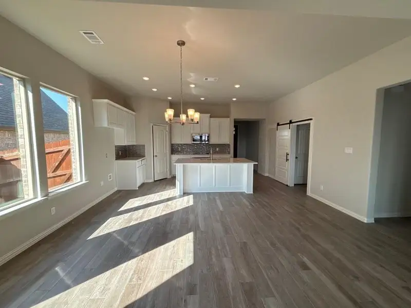 Spacious, unfurnished interior of a new home in Waterford Park, Weatherford (Image 12).