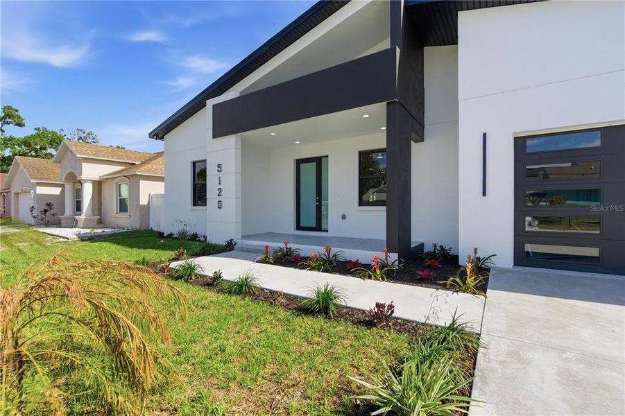 Exterior details and patio area of a home in , Pinellas Park (Image 3).