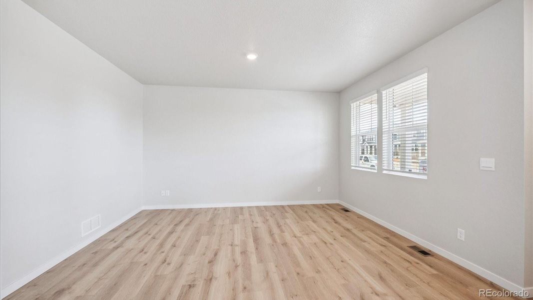 Spacious, unfurnished interior of a new home in Horizon Uptown, Aurora (Image 11).