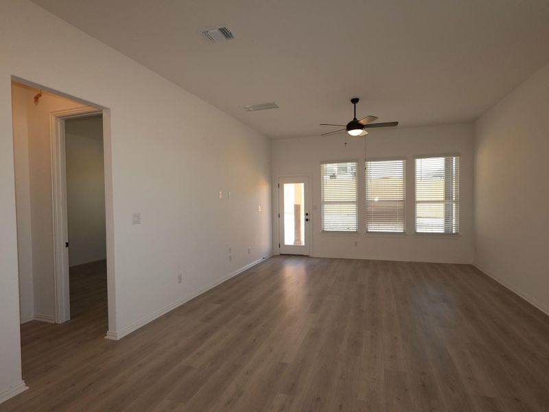 Spacious, unfurnished interior of a new home in Heritage, Dripping Springs (Image 10).