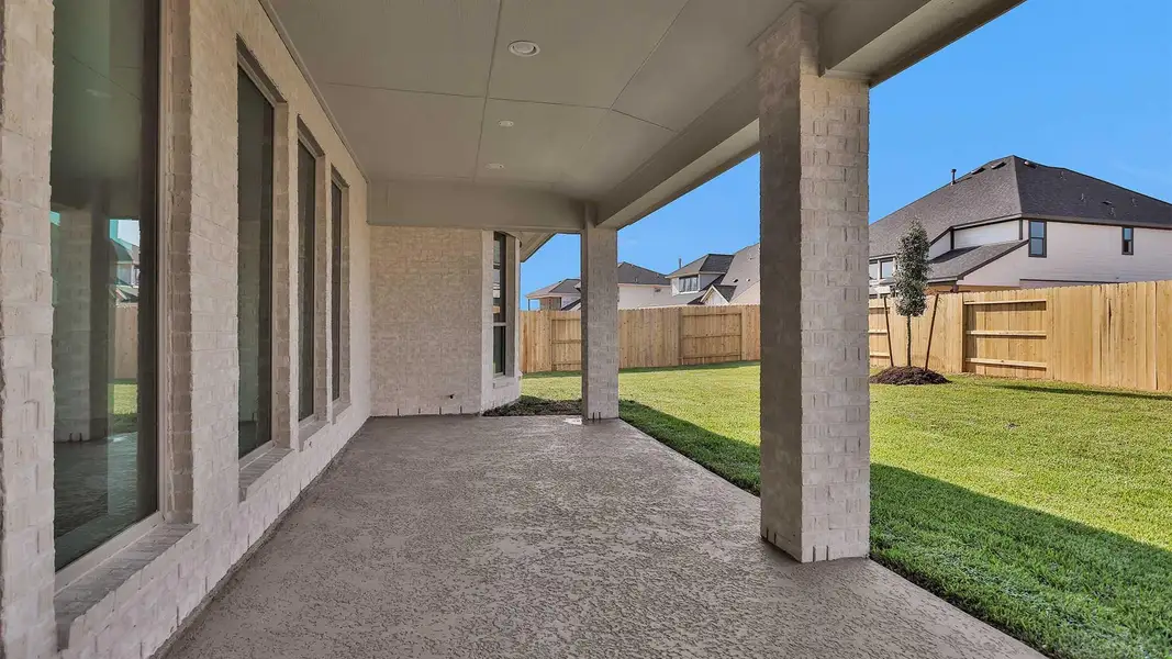 Spacious, unfurnished interior of a new home in Katy Court 70', Katy (Image 8).