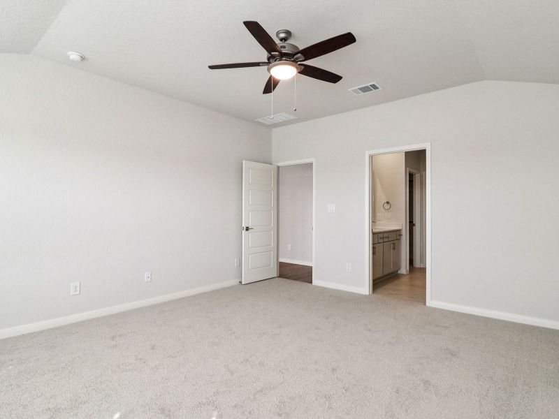 Spacious, unfurnished interior of a new home in Estancia Ranch - Classic Series, San Antonio (Image 12).