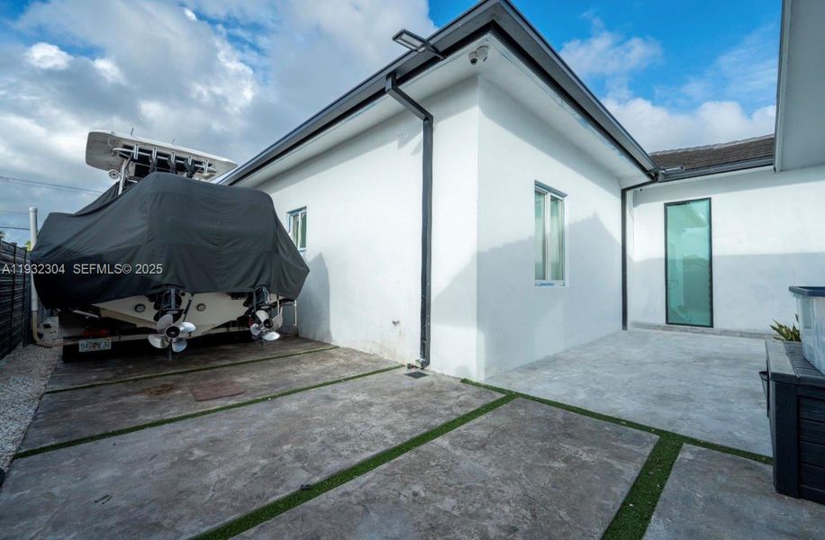 Exterior details and patio area of a home in , Miami (Image 26).