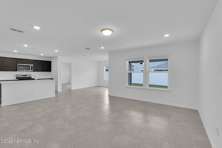 Spacious, unfurnished interior of a new home in Wells Landing, Jacksonville (Image 20).