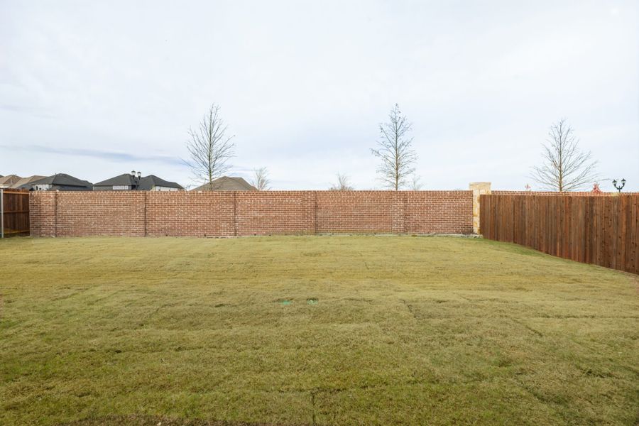Exterior details and patio area of a home in Edgewater, Fate (Image 4).