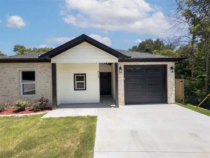 Front exterior of a new home in , Granbury, TX, highlighting curb appeal (Image 20). Front exterior of a new home in , Granbury, TX, highlighting curb appeal (Image 20).