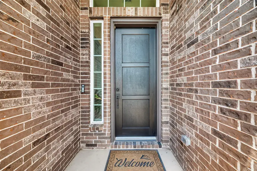 Exterior details and patio area of a home in , Iowa Colony (Image 3).