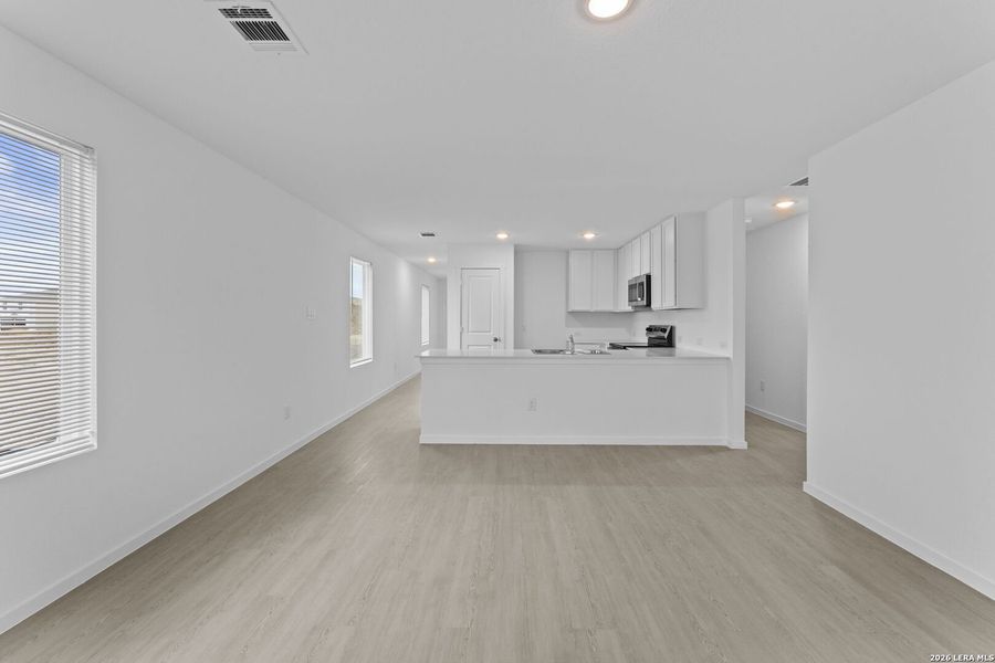 Spacious, unfurnished interior of a new home in Guadalupe Ridge, New Braunfels (Image 14).