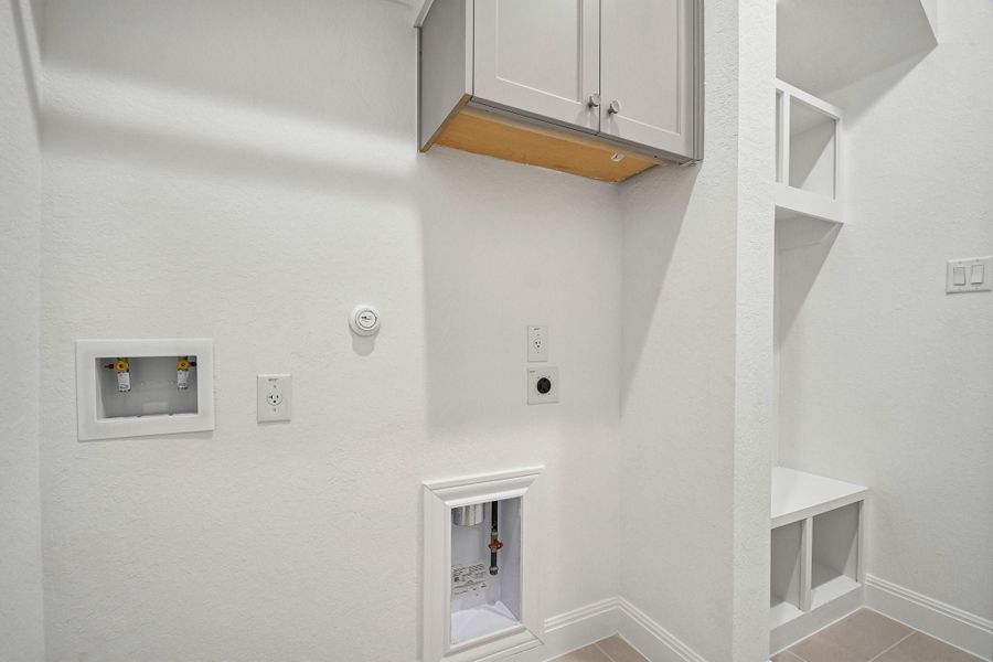 Spacious, unfurnished interior of a new home in 6 Creeks, Kyle (Image 25).